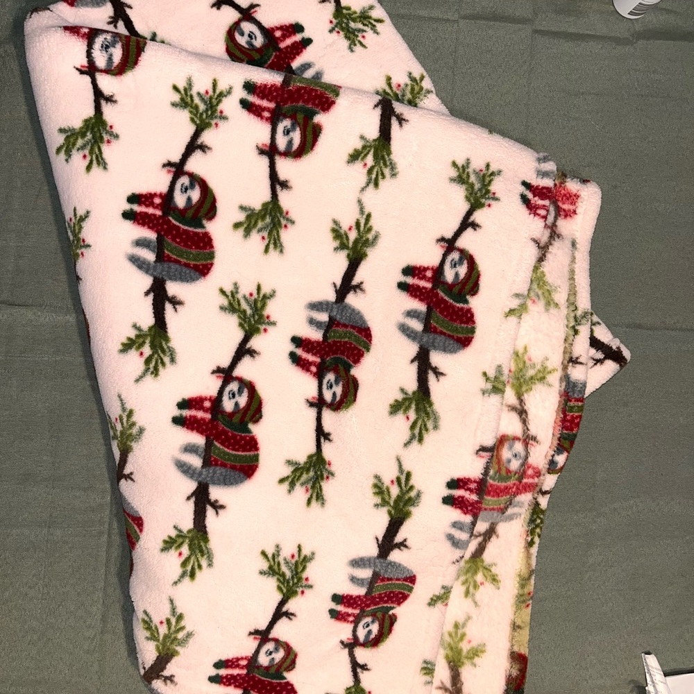 Cozy Sloth Print Blanket - Picture 4 of 5